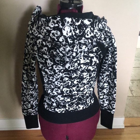 Lululemon zip up like new! - Picture 9 of 10